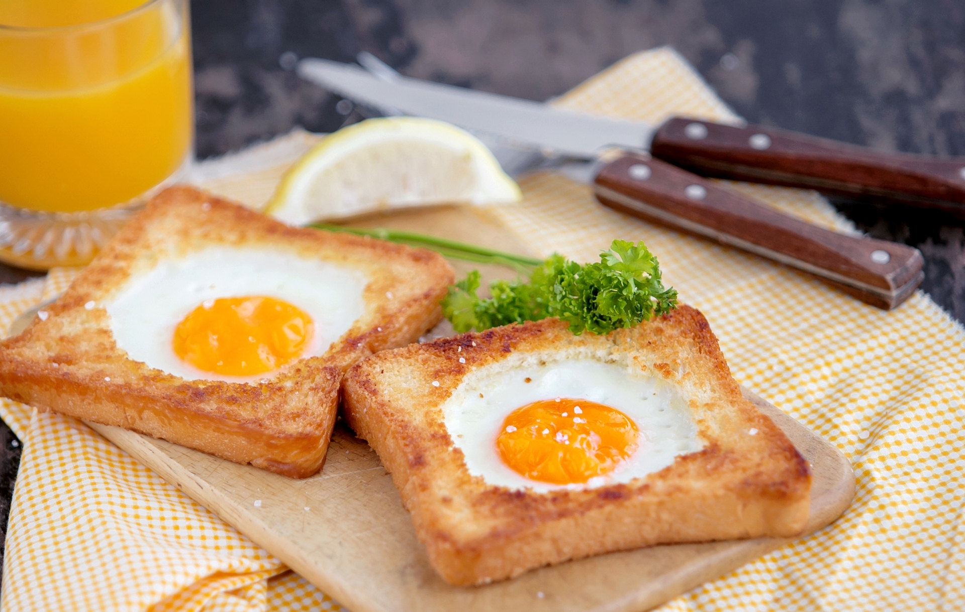 Хлеб с яйцом и сыром на сковороде