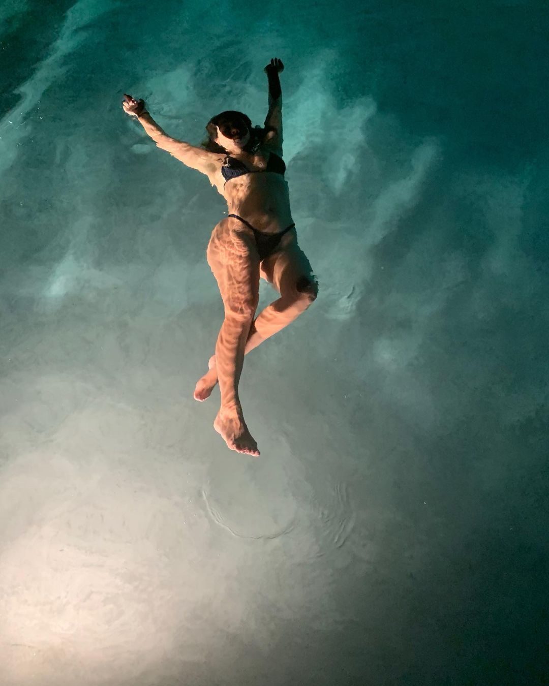 Кортни Кардашьян вызвала неоднозначную реакцию фото в купальнике.