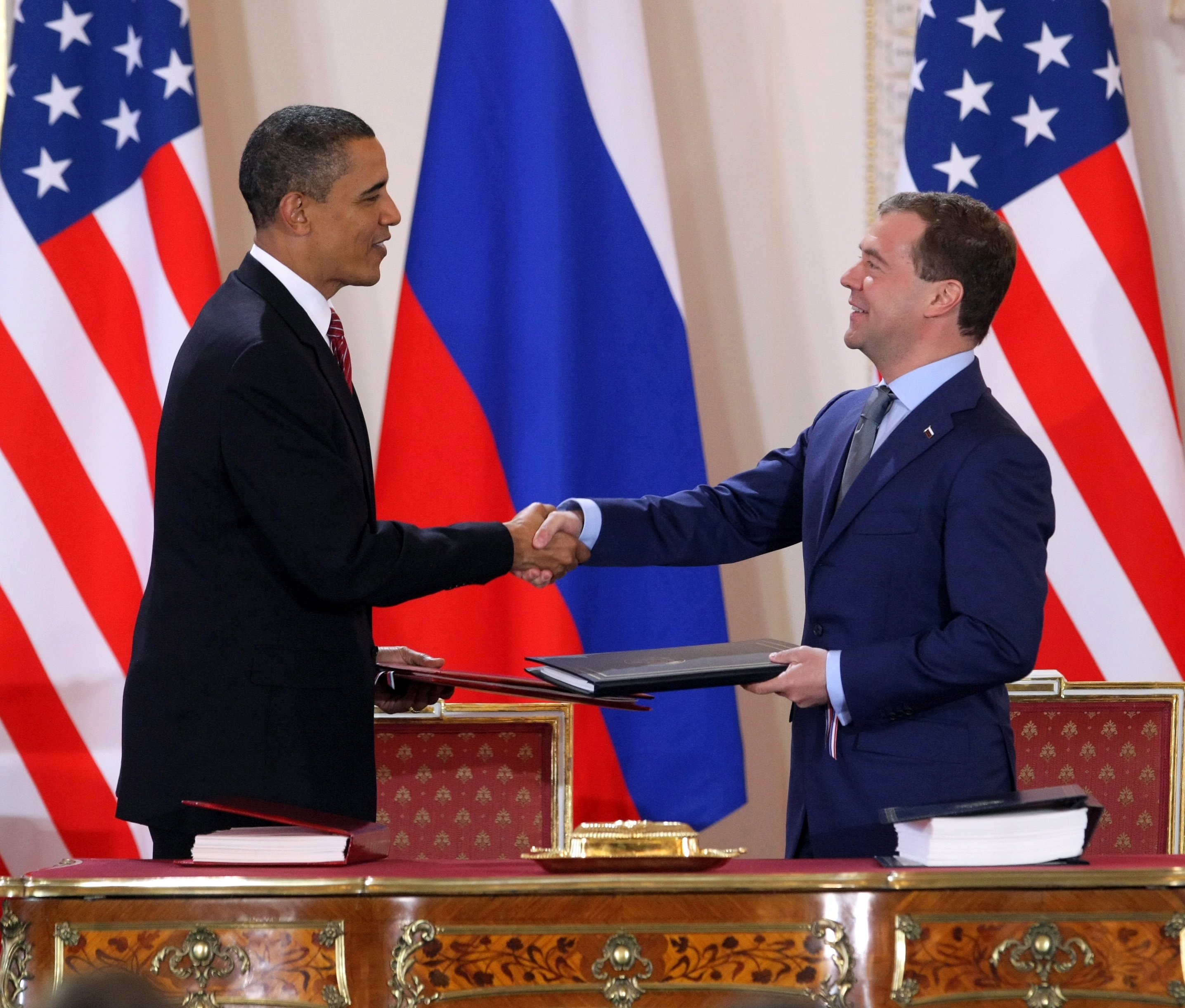 Президентский контракт. Обама Медведев СНВ-3. СНВ-3 договор между Россией и США. Обама и Медведев подписали СНВ 3. Россией и США - это СНВ-3,.