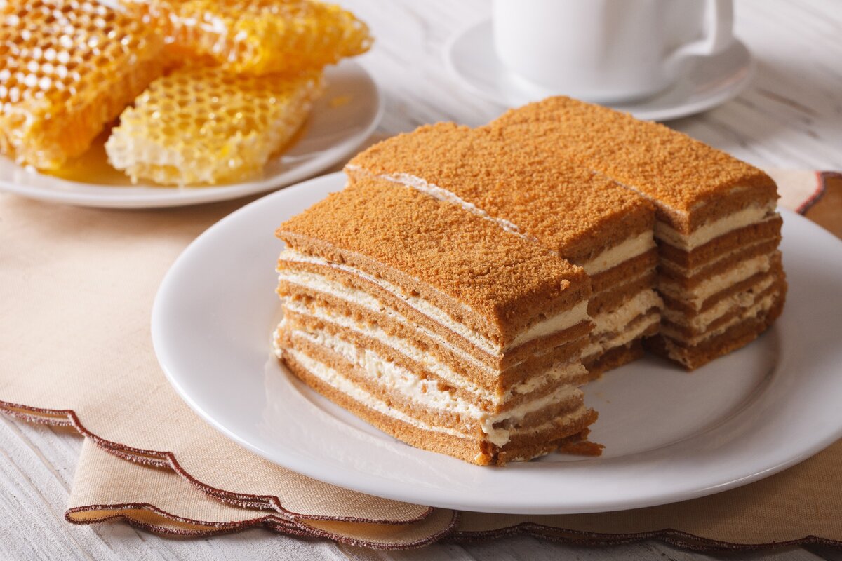 Простой рецепт торта со сметанным кремом. Наполеон, Прага, медовик. Торт медовик Рыжик. Конфи Терра торт Рыжик. Торт Рыжик медовый.