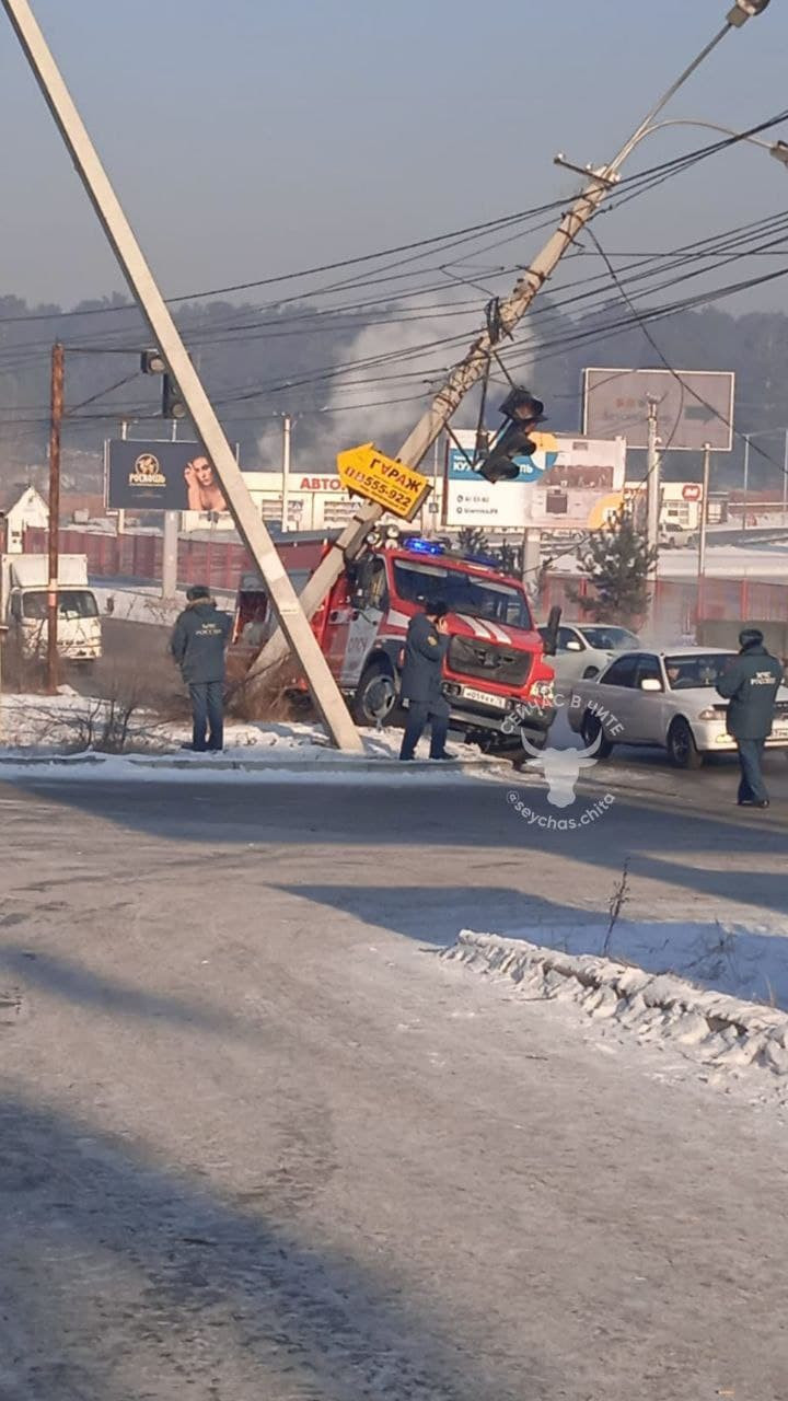 В Чите на спешившую по вызову пожарную машину упал бетонный столб