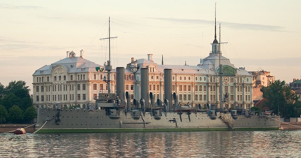 Флаг крейсера Аврора и 73 года назад легендарная Аврора стояла на вечной стоянке