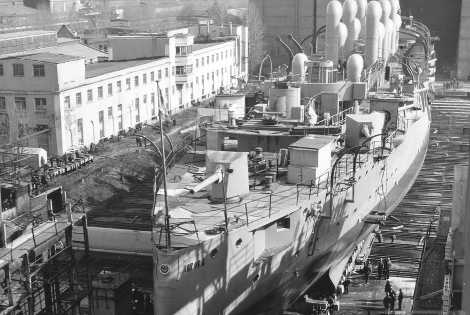 Флаг крейсера Аврора и 73 года назад легендарная Аврора стояла на вечной стоянке