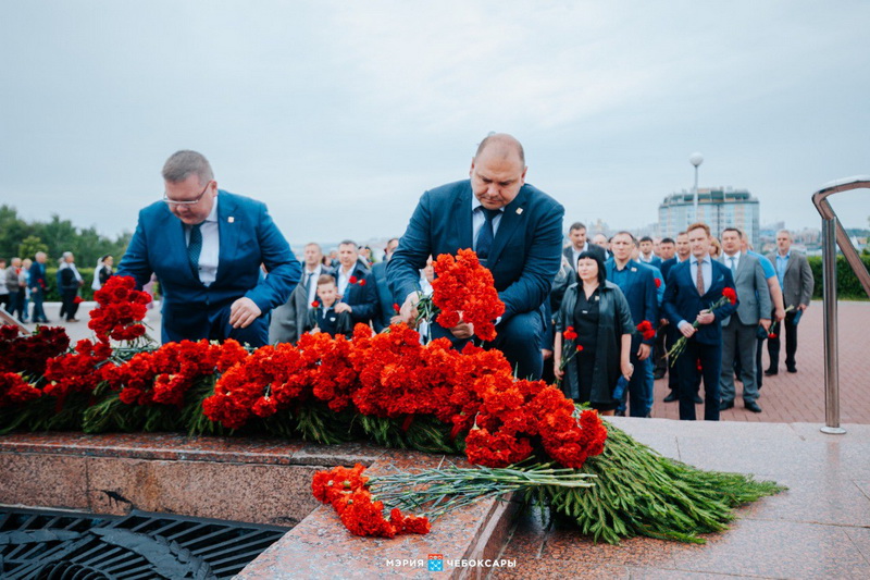 Возложение цветов к обелиску. Цветы у обелиска. Романовский цветочный Обелиск. Акция цветы у обелиска. Обелиск под цветы.