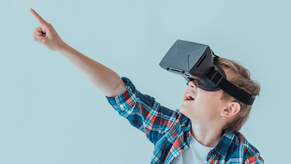 Очки виртуальной реальности для детей. Ребенок в ВР очках. Дети в шлемах VR. Ребенок в VR очках.
