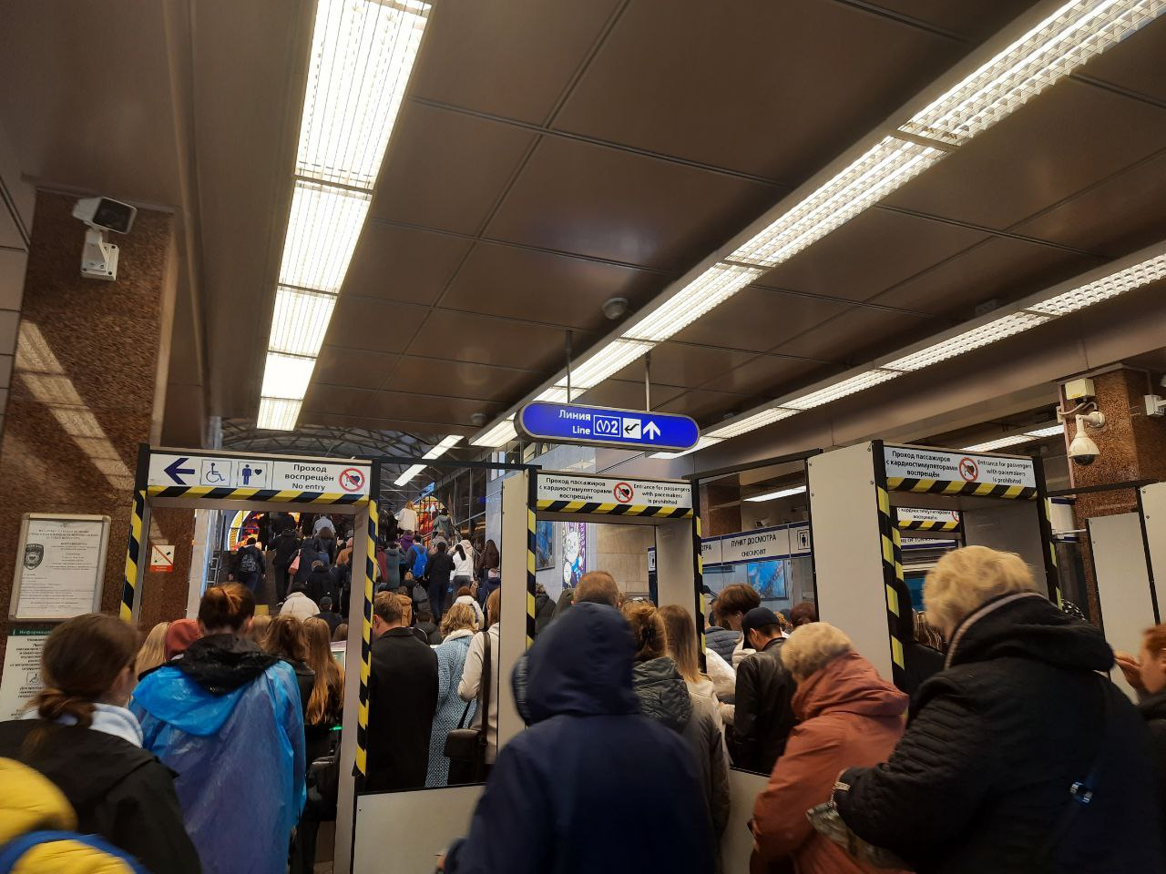 День пассажира метро. Станция метро. Толпа в метро. Переполненное метро СПБ. Василеостровская метро.