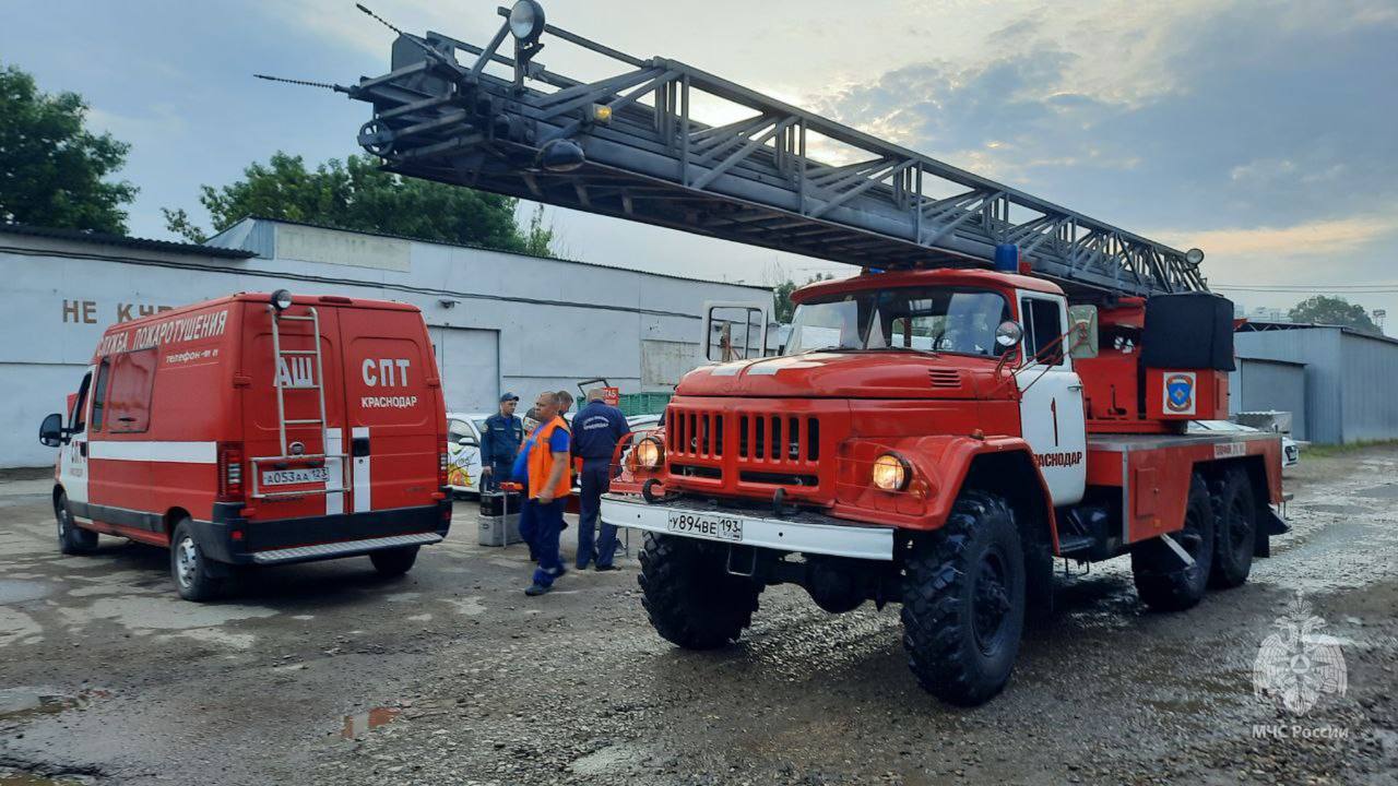 В Краснодаре утром 25 мая тушили пожар на улице Путевой на площади 500  квадратных метров