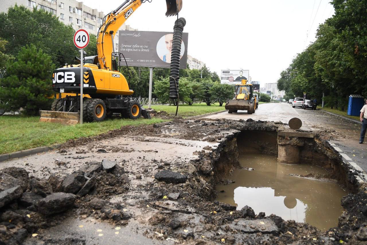 В Краснодаре ограничили движение транспорта из-за провала дороги на улице  Тургенева