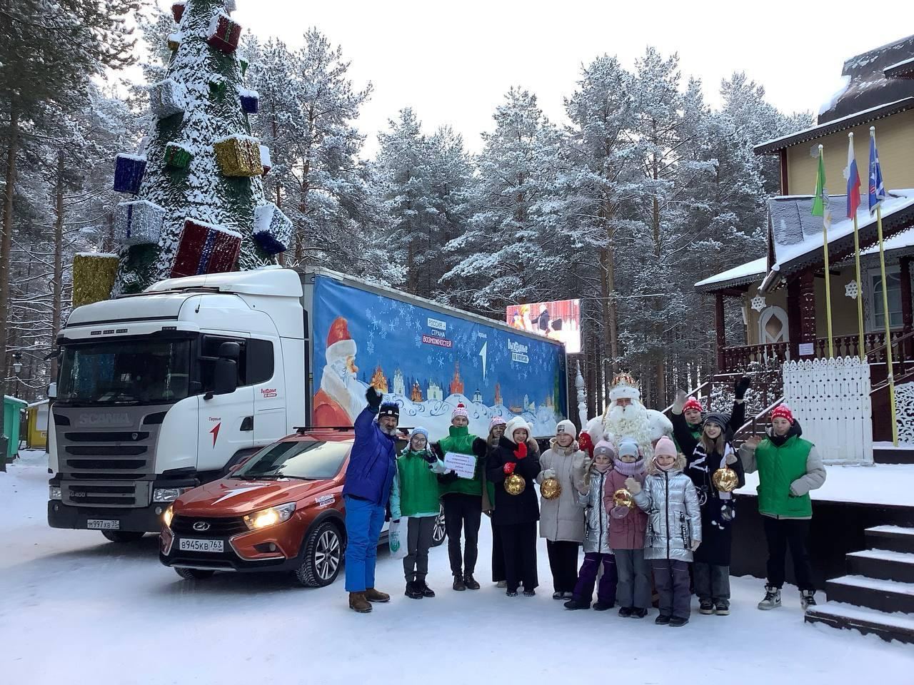 В Мариуполе установили новогоднюю елку из Великого Устюга