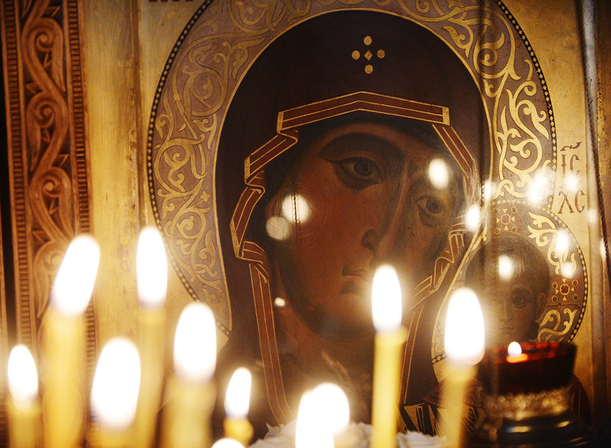 Православные иконы в церкви
