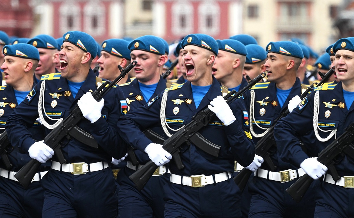 Слезы, снег и шапочки под фуражками военных атташе. О самом главном с парада  Победы 2024-го