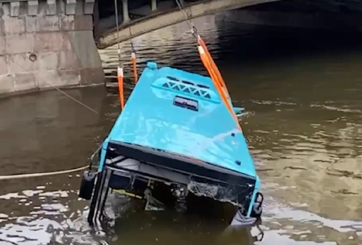 Упавший автобус в реку мойка