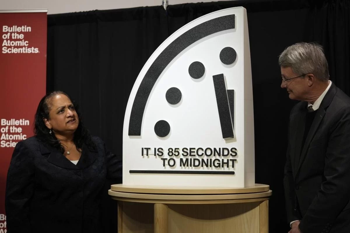 Часы Судного дня переведены вперед: до полуночи осталось 85 секунд