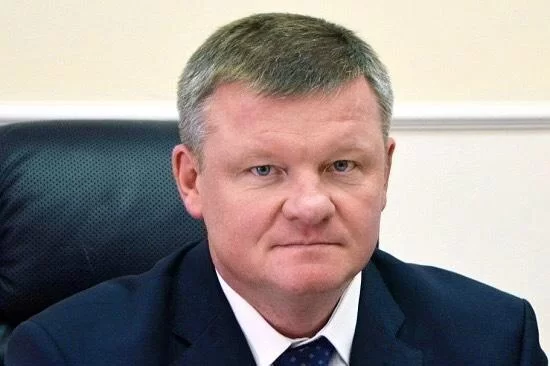 Вице-губернатор Саратовской области разбился на Chery Tiggo: Исаев не справился с управлением и врезался в припаркованный Ford — чиновник госпитализирован