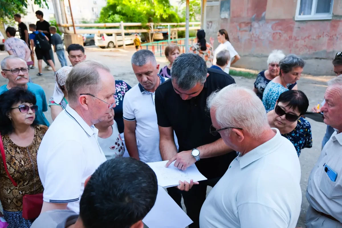 «Обращения людей помогают выявлять системные проблемы и находить пути их решения»: Спикер Гордумы Астрахани Игорь Седов провел выездное совещание в Ленинском районе