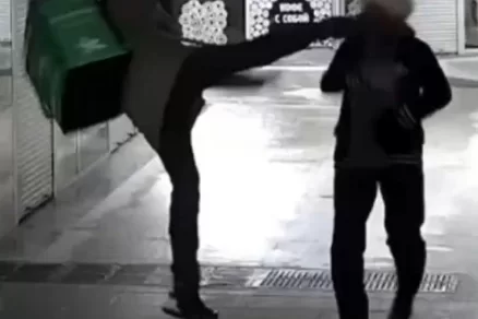 В Новосибирске курьер ударил пенсионерку ногой в лицо