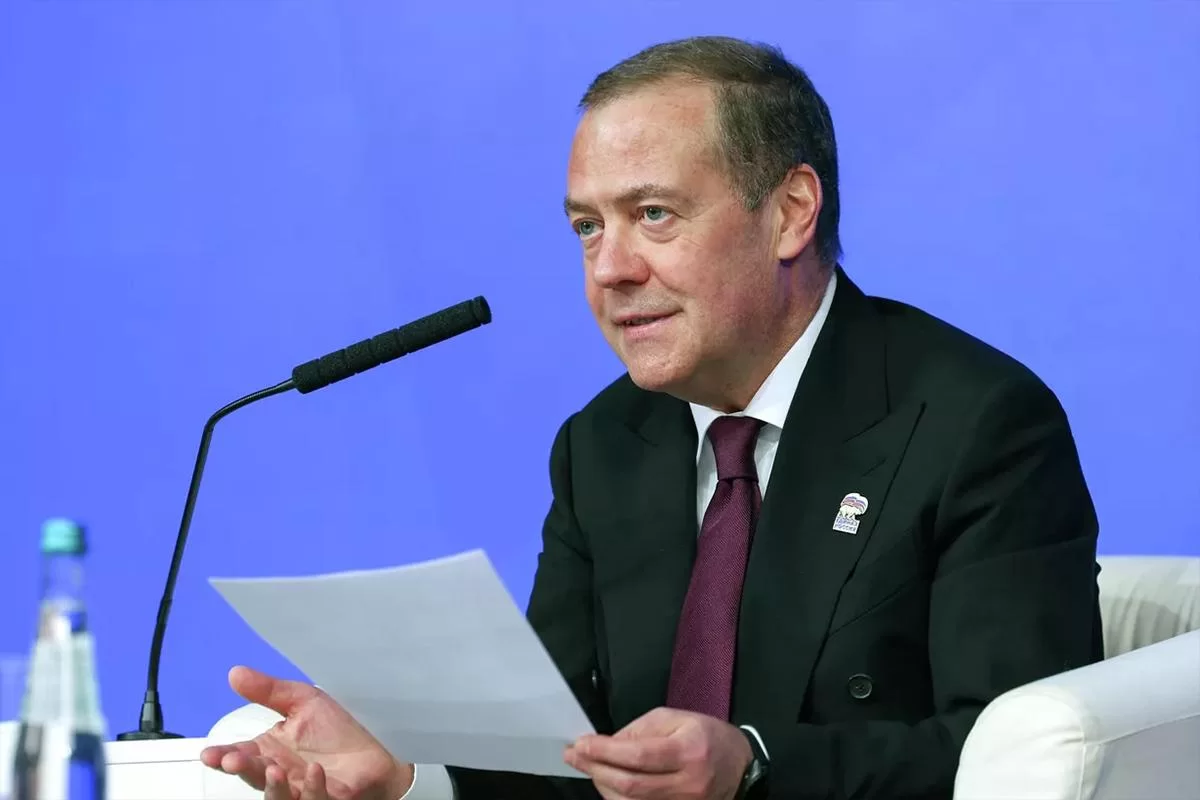«Два безмозглых русофоба»: Медведев с издевкой прошелся по английскому Пашиняна и Зеленского