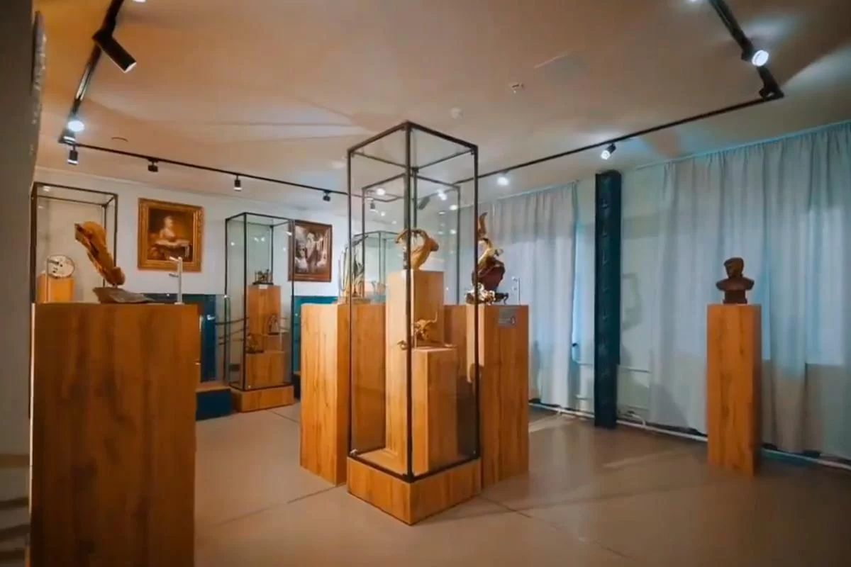 Мэр Станислав Трофимов: В Чебоксарах продолжает работу уникальная арт-галерея «Счастье на Волге» с работами местных мастеров