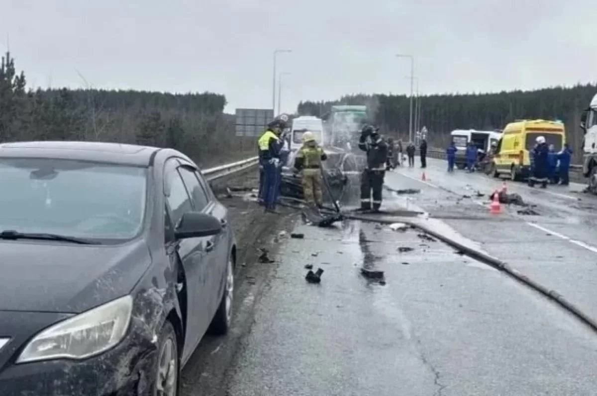 Смертельный дождь на ЕКАД: Renault вспыхнул после тройного удара — четверо подростков погибли, один в реанимации