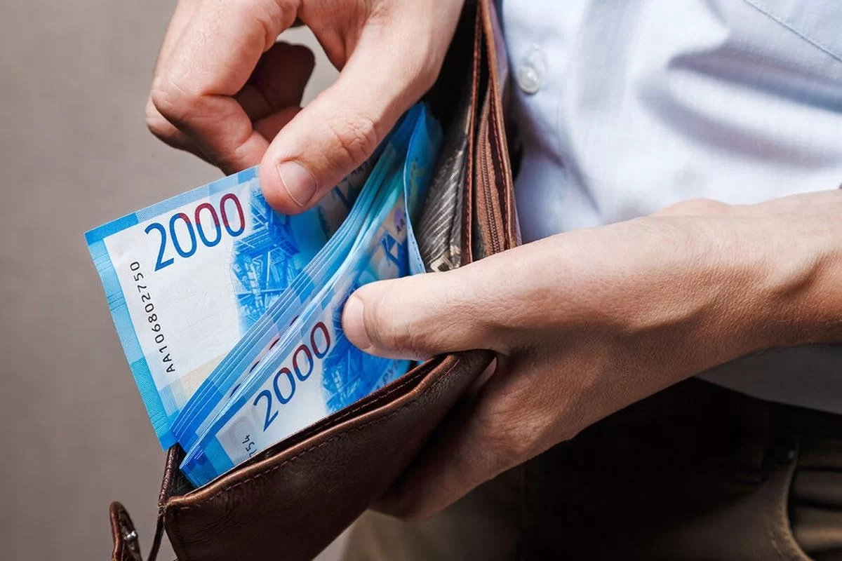 Рекордные зарплаты и два миллиарда долгов: две стороны одного рынка труда