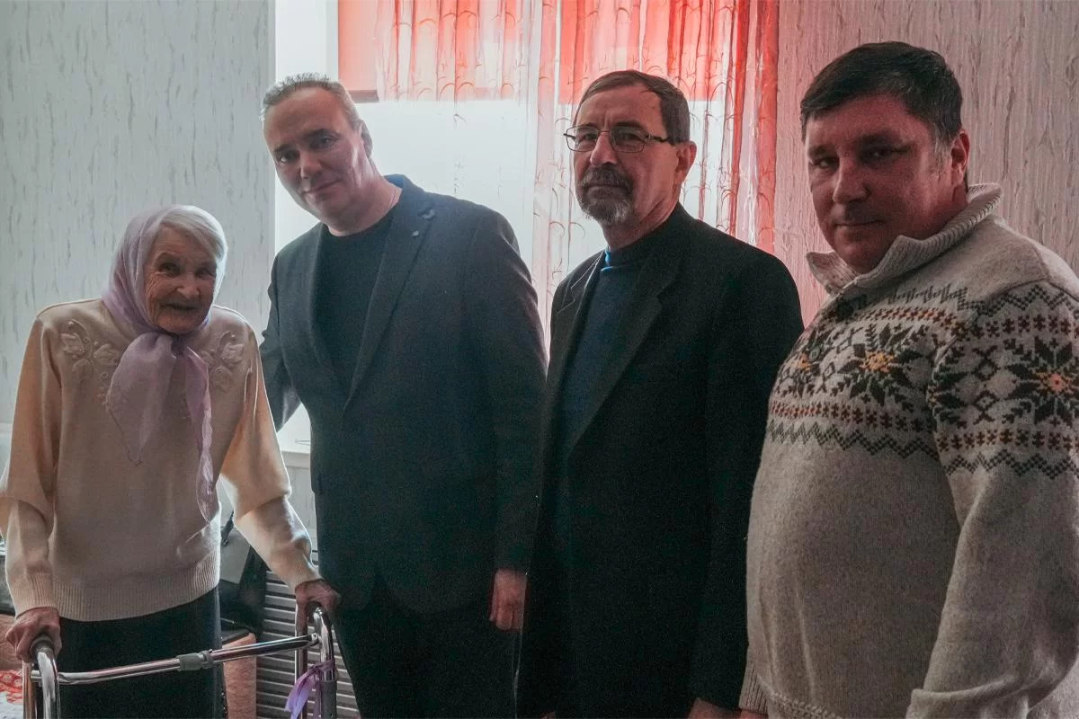 От имени председателя Думы Астраханской области Игоря Мартынова депутат Андрей Маркин поздравил жительницу блокадного Ленинграда Тамару Михайловну Чаленко