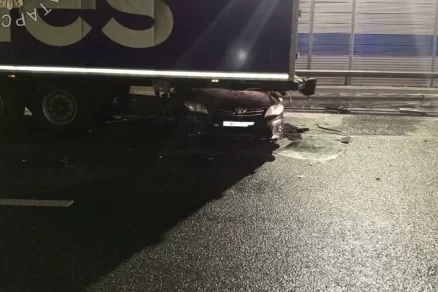 В Татарстане грузовик смял автомобиль с двумя людьми внутри