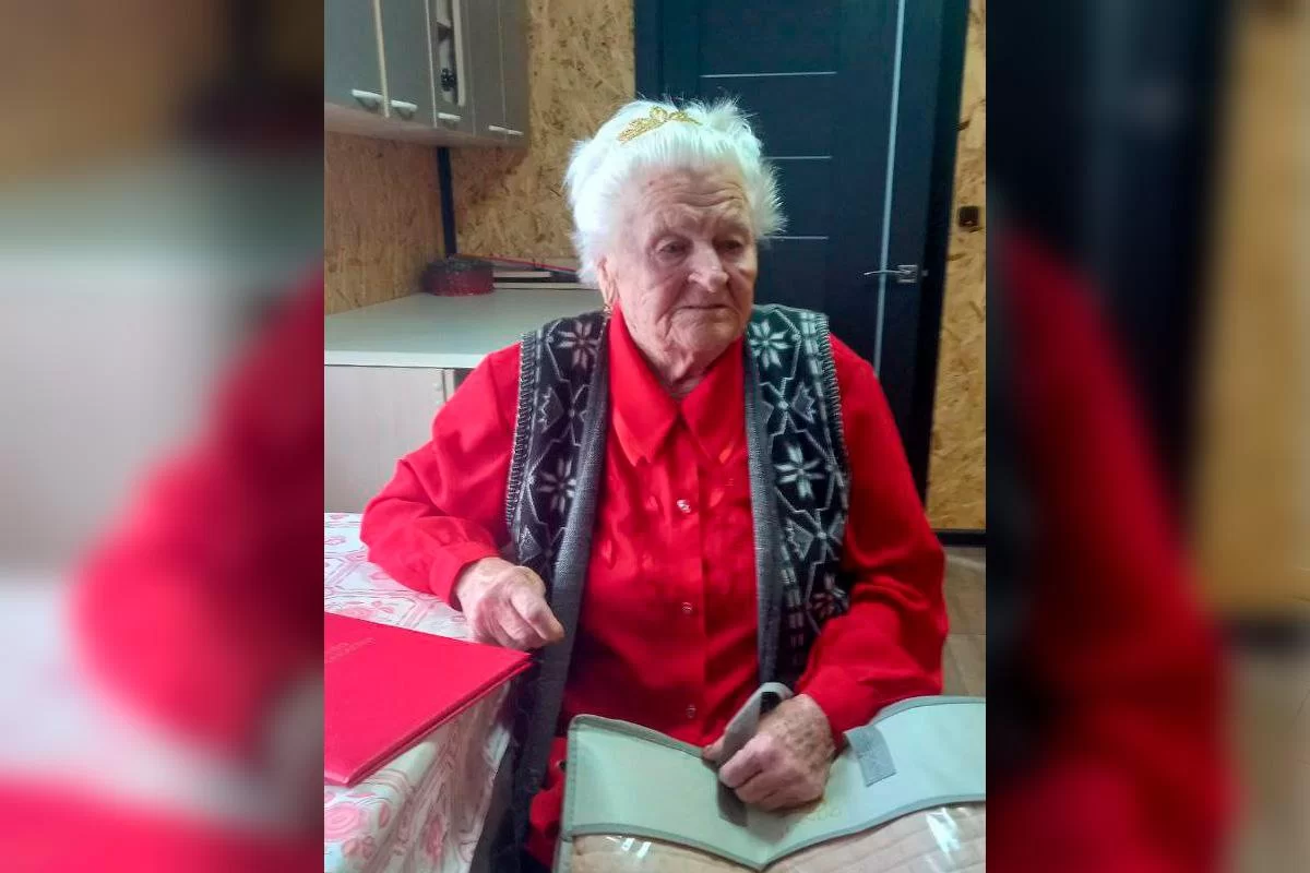 Глава Хакасии Валентин Коновалов поздравил со столетним юбилеем ветерана тыла Любовь Ивановну Ульскую