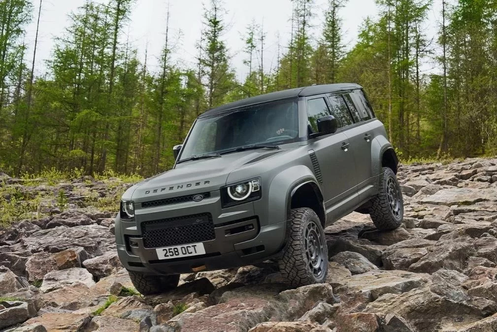 Запасной аэродром «Дефендер»: Jaguar Land Rover зарегистрировал в России культовый внедорожник на кириллице