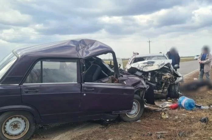 Смертельный выезд на «встречку»: лобовое столкновение под Ставрополем превратило ВАЗ и Hyundai в груду металла
