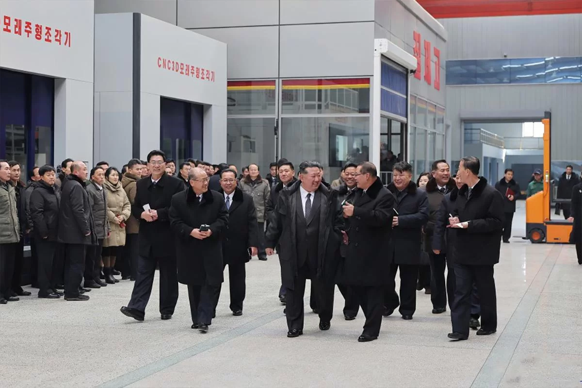 Ким Чен Ын на публичной церемонии освободил от должности вице-премьера КНДР