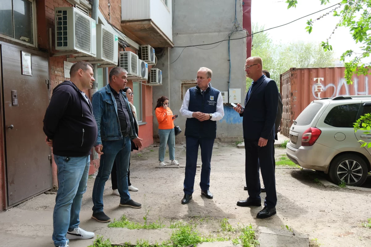 «Необходимо налаживать взаимодействие»: Спикер Гордумы Астрахани Игорь Седов провел выездное совещание по вопросам жильцов дома на улице Яблочкова, 34