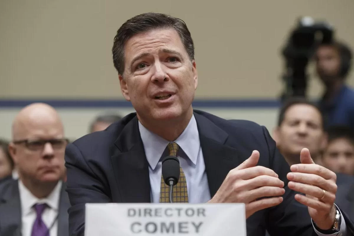 Экс-глава ФБР назвал абсурдом обвинение в угрозе Трампу из-за фото ракушек и пошел ва-банк