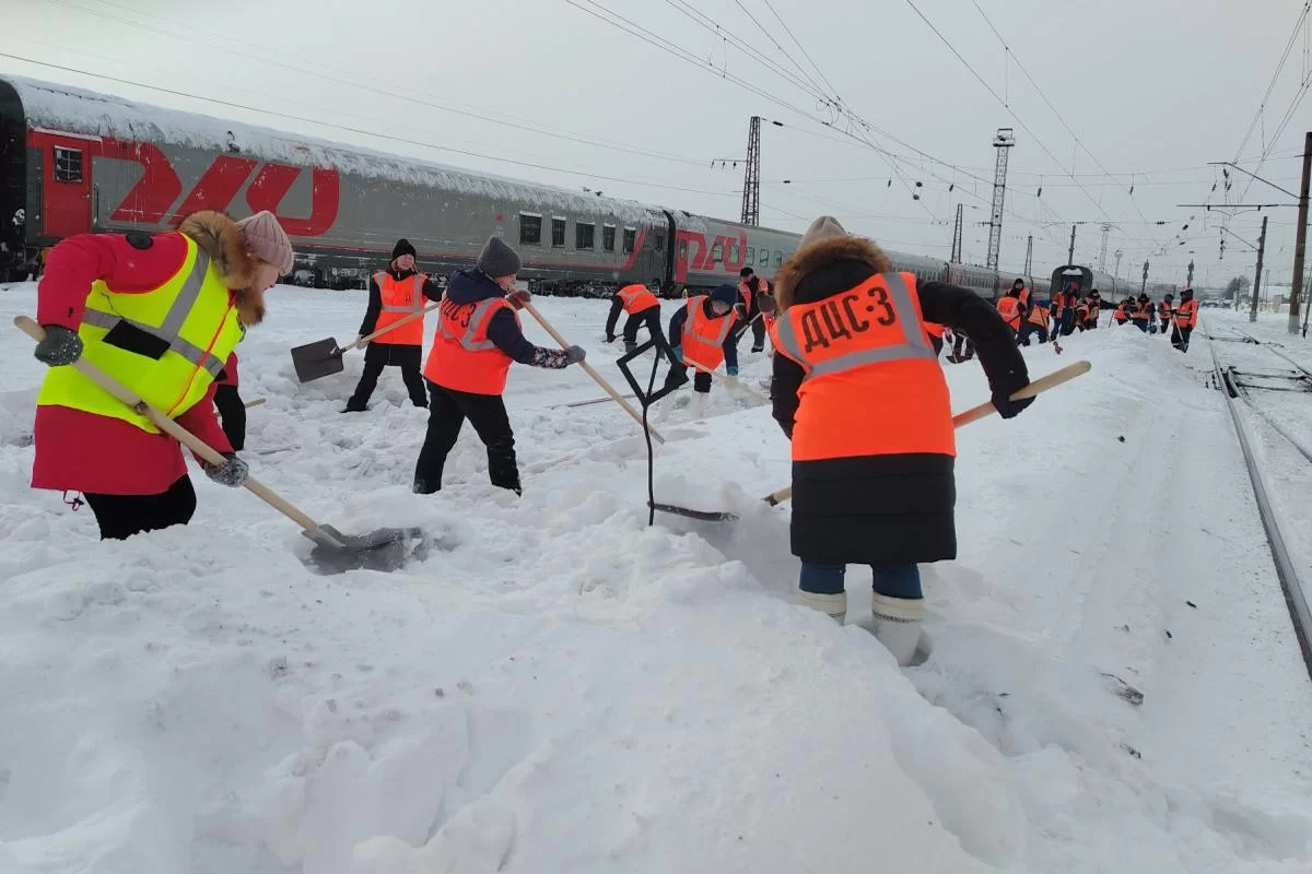 За три дня со станций и перегонов Кировской области было вывезено более 51 тыс. кубометров снега