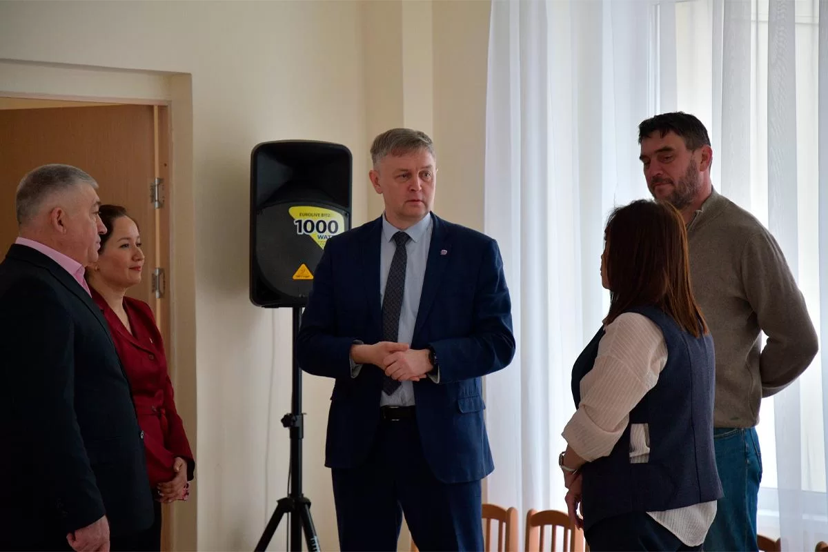 «Важно видеть, как решаются задачи на местах»: Спикер Заксобрания Роман Береснев проверил ход капремонта в чепецком Центре образования и встретился с волонтёрами