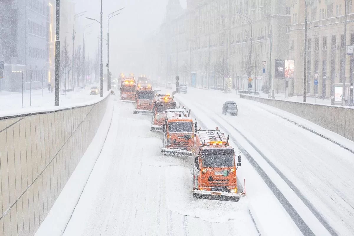 Коммунальная техника Москвы работает в усиленном режиме после обильного снегопада