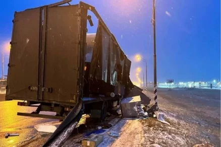 На трассе М-10 в Тверской области столкнулись грузовики и автобус