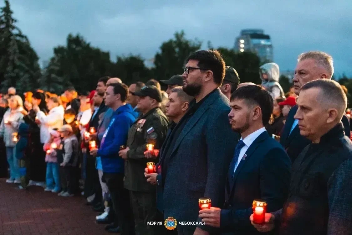 «Пока мы помним — они живы»: Глава Чебоксар Станислав Трофимов принял участие в акции «Свеча памяти» в честь 85-й годовщины начала Великой Отечественной войны