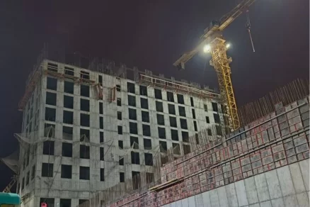 Во Владивостоке двое рабочих погибли после падения с высоты на стройке