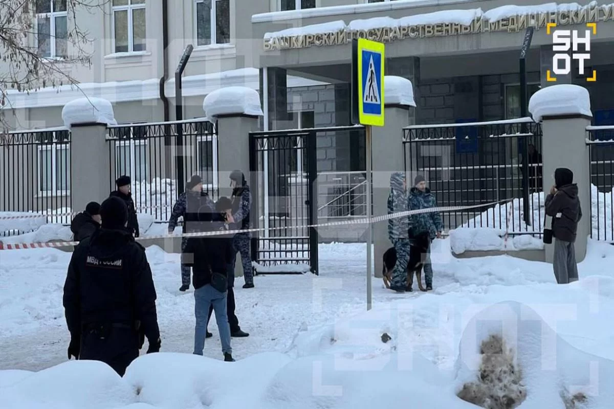 В Уфе подросток, напавший с ножом на студентов и полицейских, госпитализирован в тяжелом состоянии