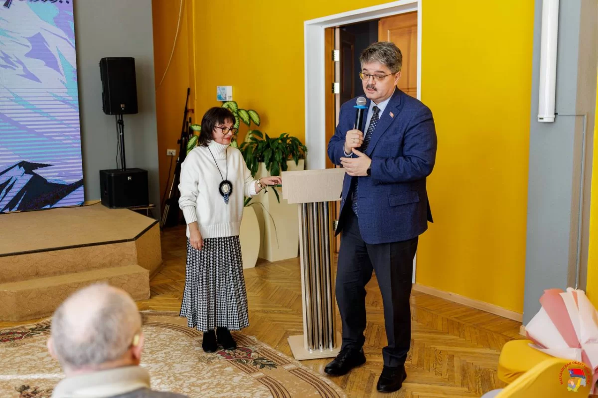 «Ее книги становятся глотком чистого воздуха»: спикер Магаданской областной Думы Анатолий Широков встретился с членом Союза писателей России и лауреатом премии Гоголя Светланой Забаровой