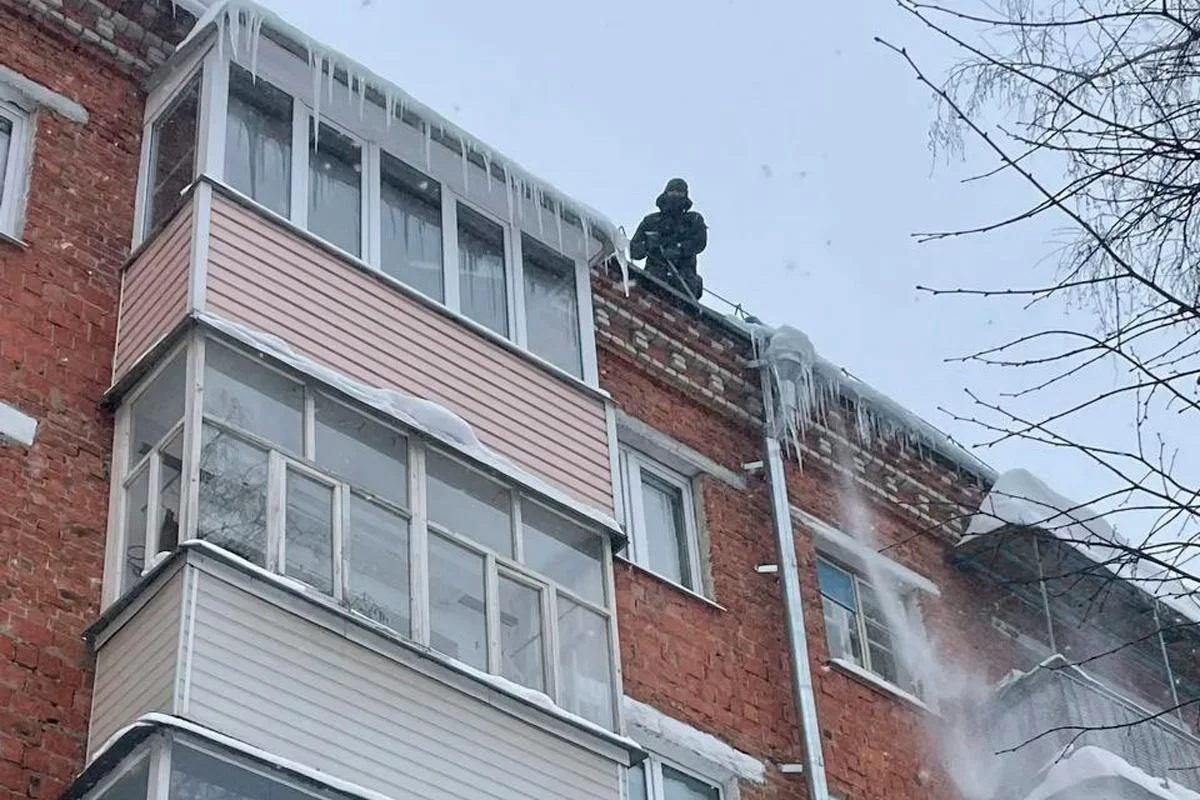 Жители Чебоксар и Новочебоксарска добиваются очистки кровель от наледи через обращения в госпаблики