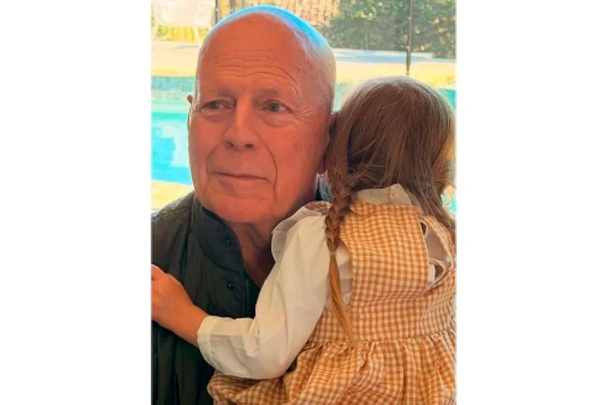 Деми Мур поздравила с 71-летием Брюса Уиллиса трогательным семейным фото