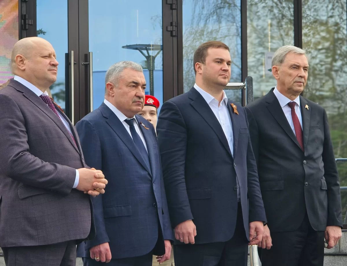 «Каждая тонна груза помогает бойцам и приближает победу»: спикер Заксобрания Омской области Александр Артемов совместно с губернатором Виталием Хоценко принял участие в отправке очередного груза в зону СВО