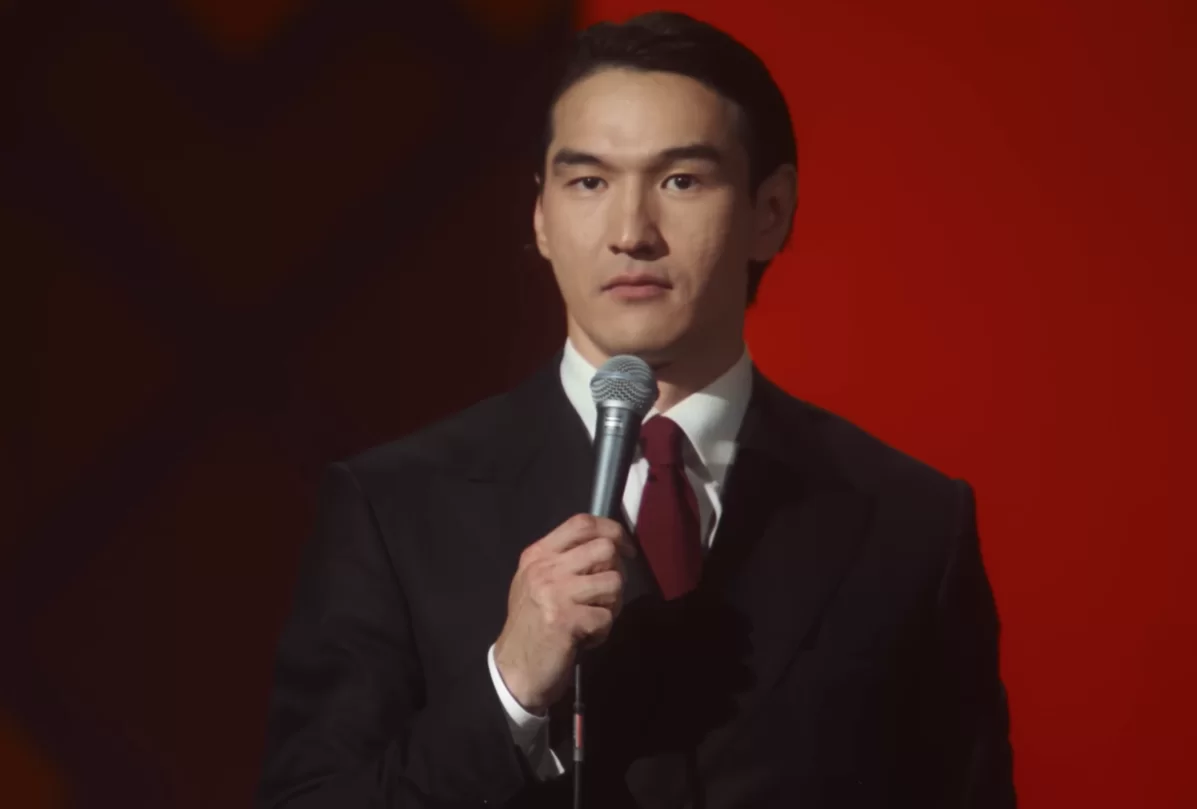 «Я что — Дракула?» Нурлан Сабуров дал первый концерт после выдворения из РФ. Теперь он ««супер-патриот»?