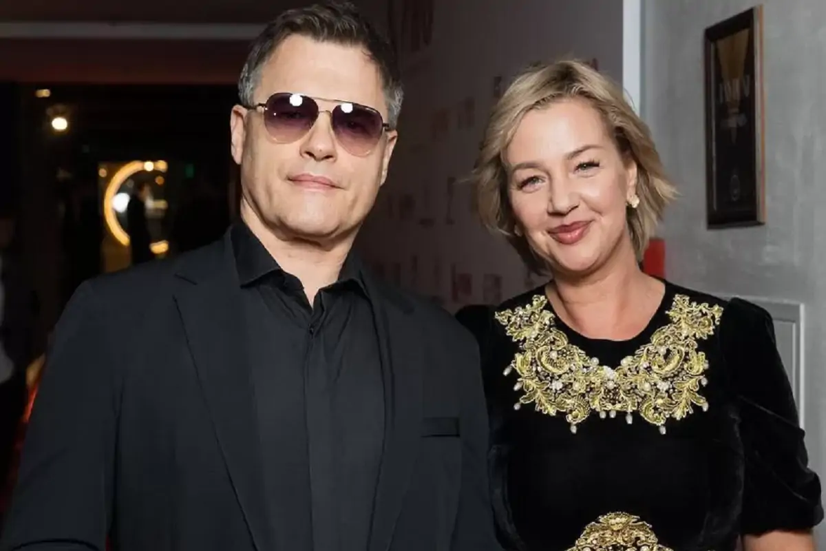 Актер Евгений Дятлов официально зарегистрировал брак со своим директором Дарьей Травниковой
