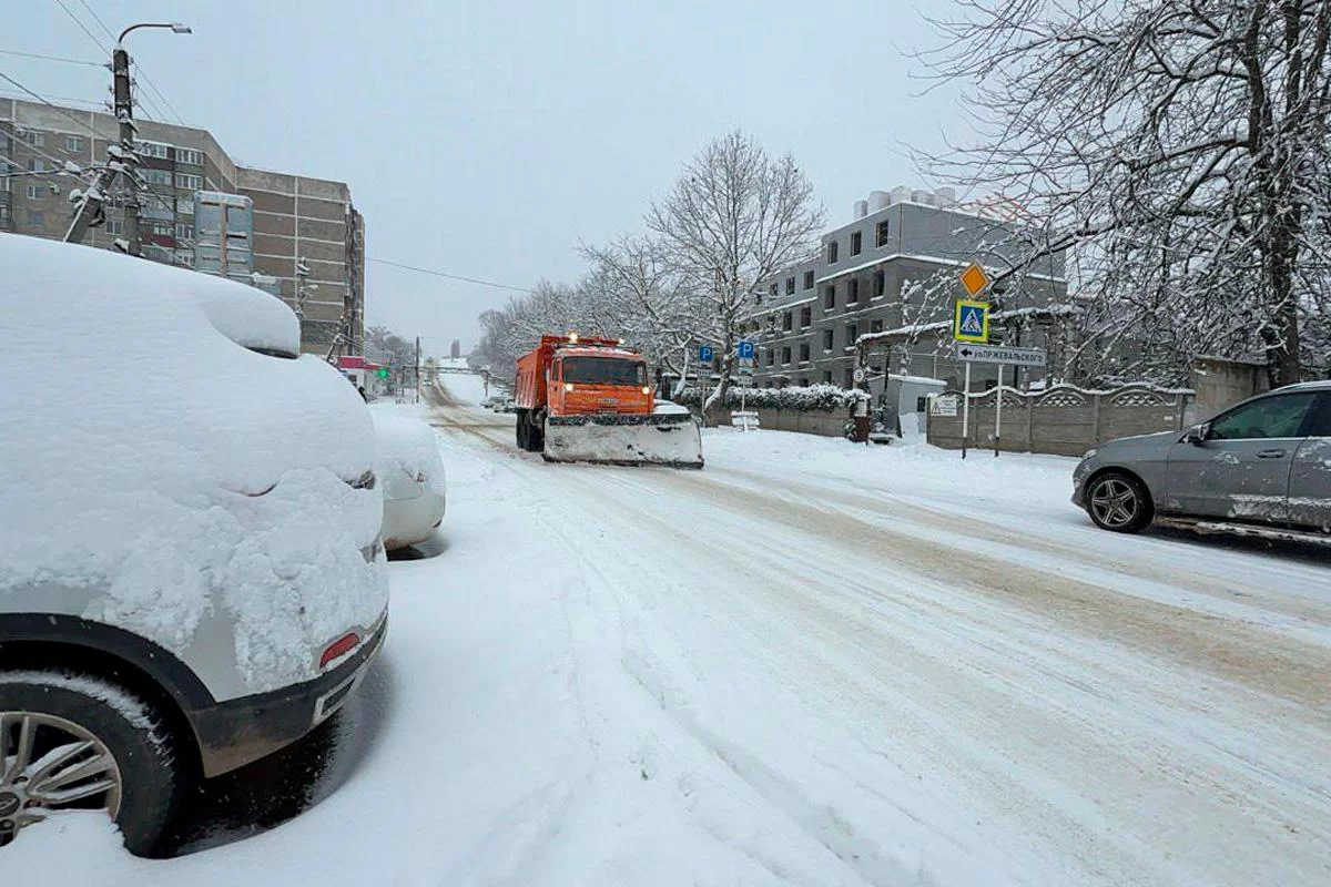 Мэр Геннадий Митрофанов: Устранение последствий большого снегопада в Майкопе идёт совместными силами городских служб, УК и бизнеса