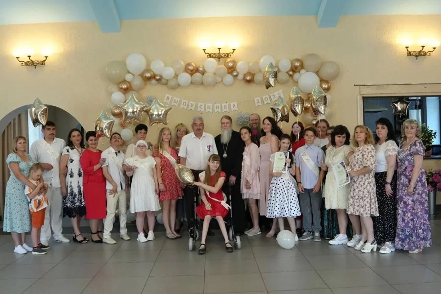 «Этот выпускной — самый трогательный и запоминающийся»: Спикер Госсовета Чувашии Леонид Черкесов пожелал успехов первым выпускникам Центра помощи детям-инвалидам во имя святителя Луки