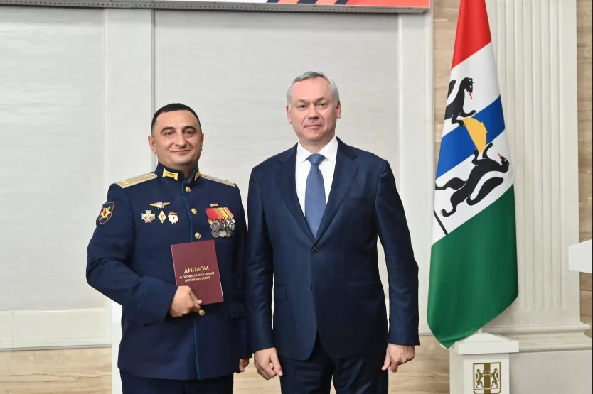 Губернатор Андрей Травников вручил дипломы 30 выпускникам второго потока кадровой региональной программы «Герои НовоСибири»