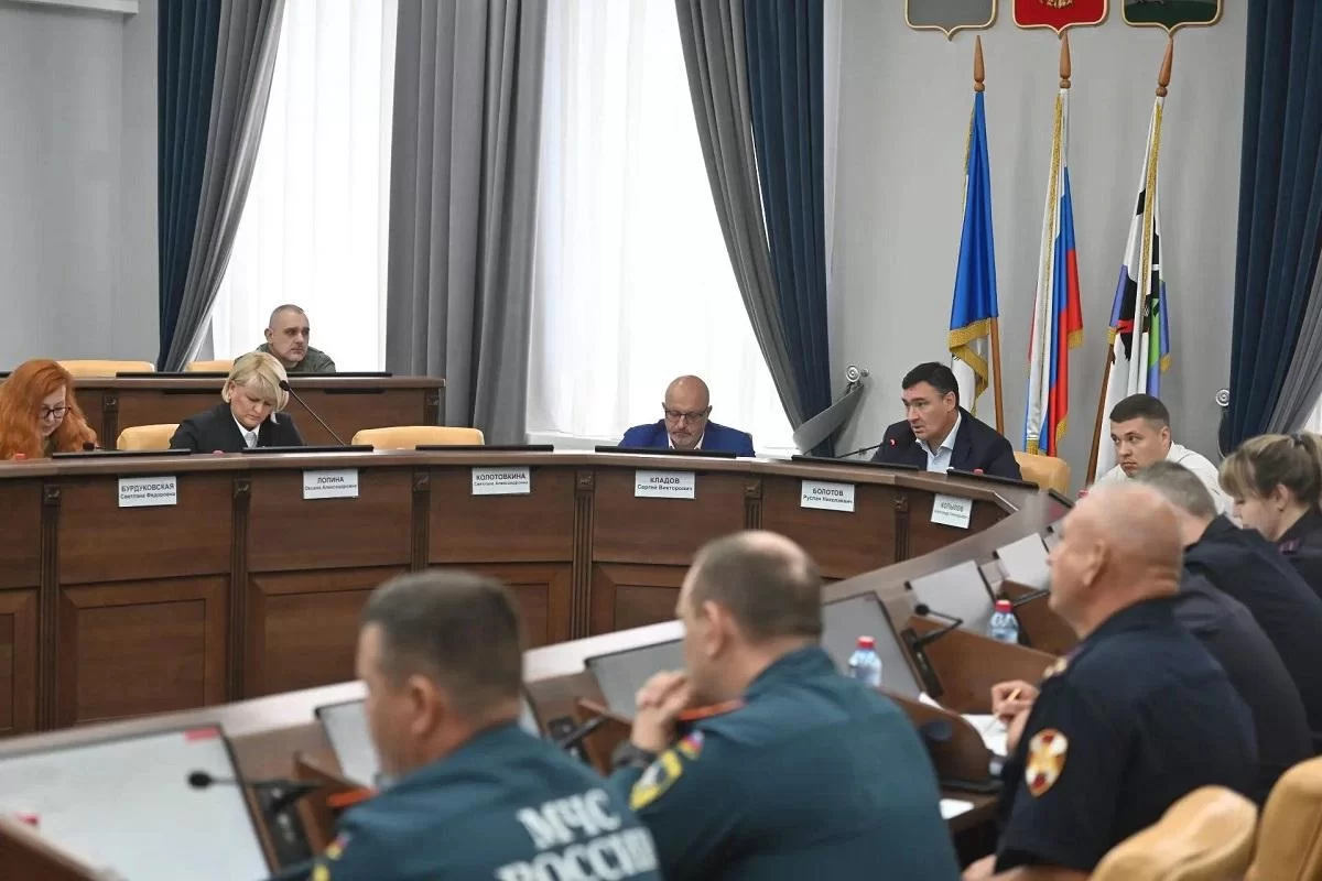 Глава Иркутска Руслан Болотов поручил взять под усиленный контроль школы и избирательные участки в сентябре
