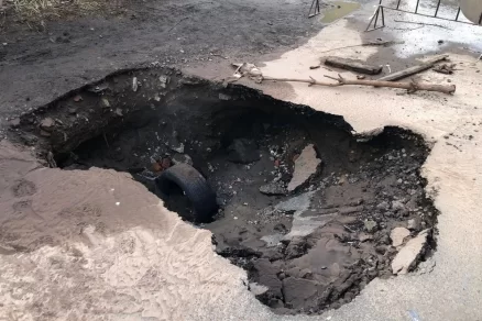 Прокуратура проверяет инцидент с пенсионером, упавшим в яму с кипятком